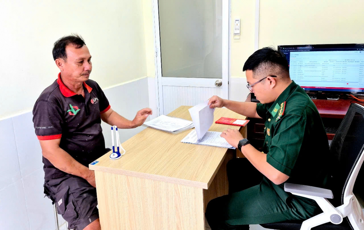 Ngư dân làm thủ tục xuất bến tại Trạm Kiểm soát Biên phòng Trần Đề, Đồn Biên phòng Trung Bình
