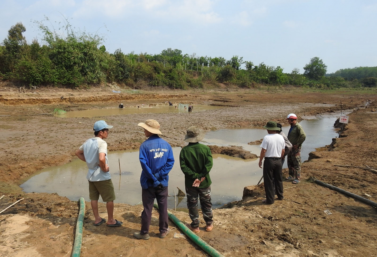 Nguồn nước ít ỏi còn lại của đập thuỷ lợi Tà Cang
khiến người dân thôn 4, xã Diên Bình, huyện Đăk Tô lo lắng.
Ảnh: Nguyễn Khoa Điềm/VOV Tây Nguyên