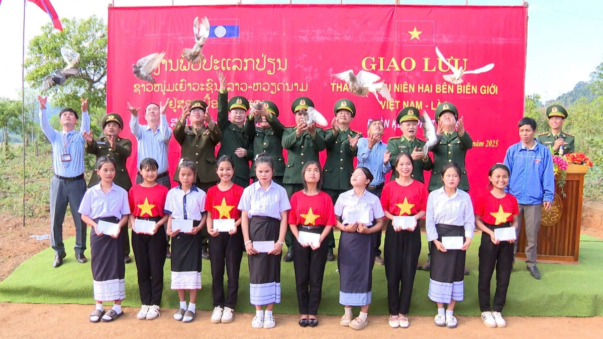 Ban tổ chức đã thả những cánh chim hòa bình và trao quà cho các cháu học sinh-Ảnh: Đình Tiến