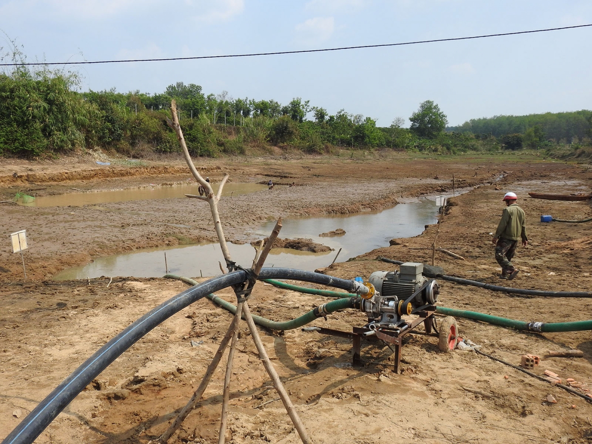 Nước đập Tà Cang chỉ còn đủ cho một máy bơm hoạt động.
Ảnh: Nguyễn Khoa Điềm/VOV Tây Nguyên