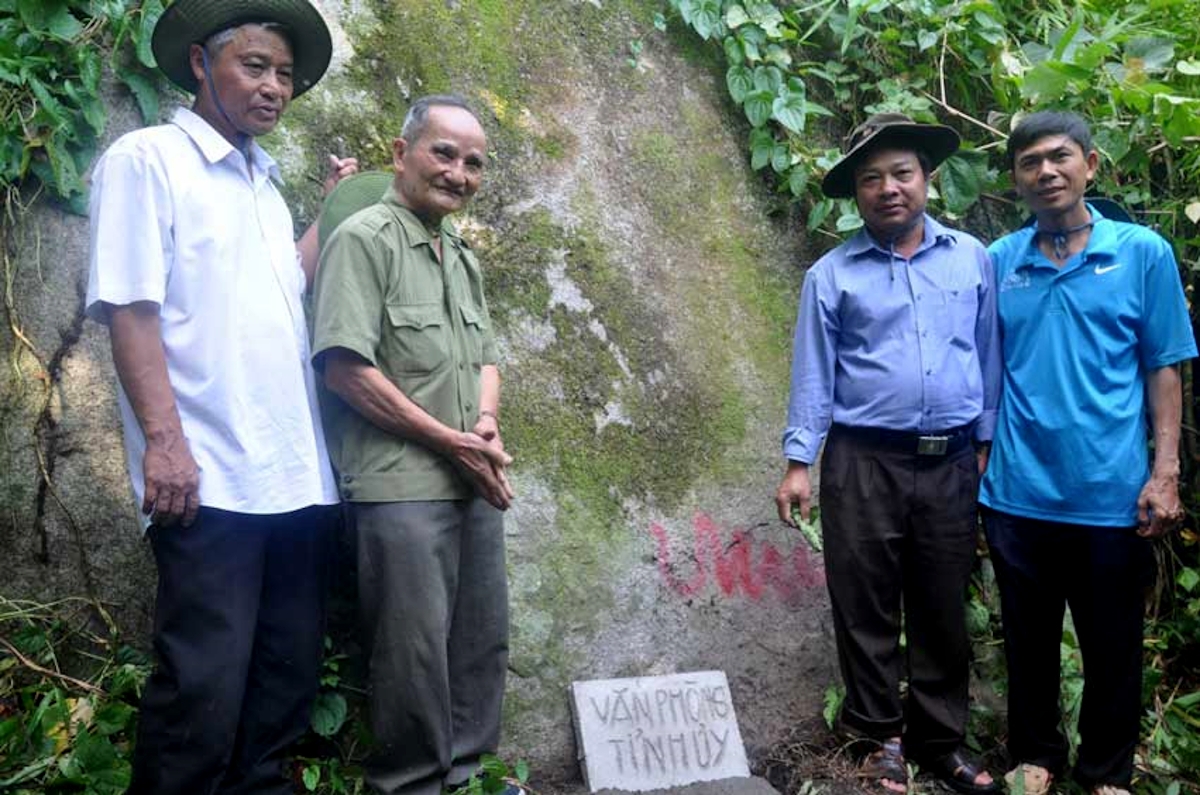 Vâ chê 100 hơnăm, pôa Lê Chí Quyết (má péa sap ing hơ-ếo) xuân pâ rêm tíu đông pôa veăng 10 hơnăm tơplâ