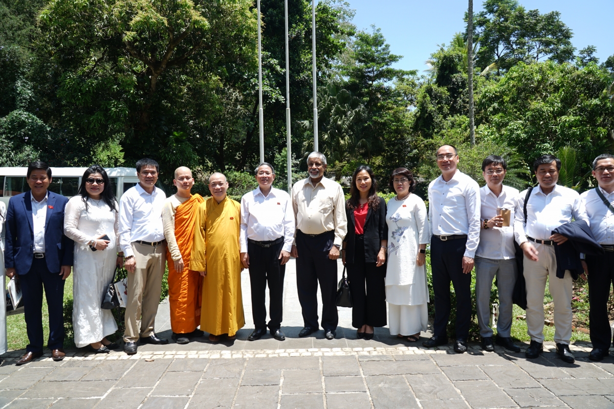 Phó Củ tịc Quôk hội ồng Nguyễn Đức Hải neh lòt còp ƀòn dờng Kandy, càr Trung, lơgar Srilanka