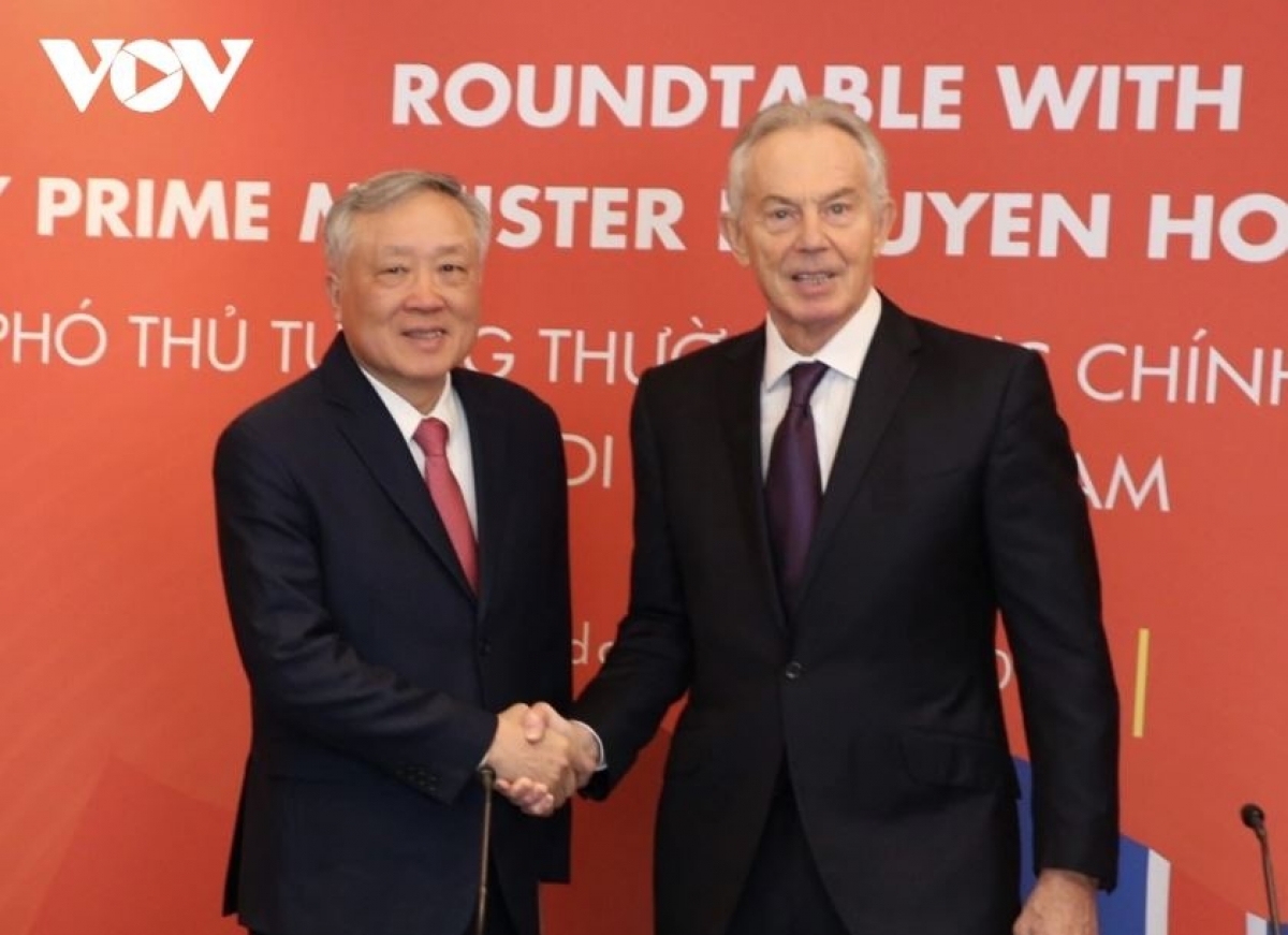 Kơ iĕng Thủ tướng Teh đak Nguyễn Hòa Bình (păh ‘ngieo) păng Thủ tướng so Anh Tony Blair.