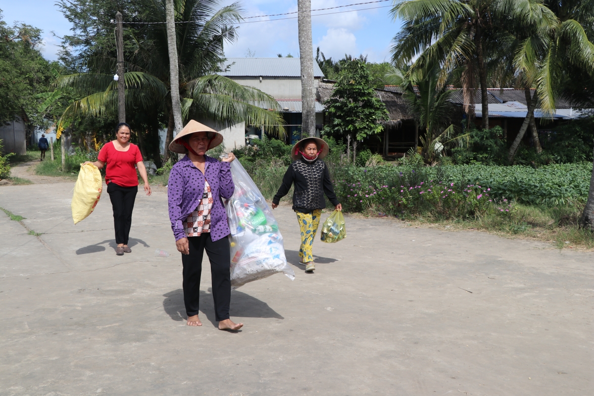 Rác thải nhựa được chị em gom lại bán