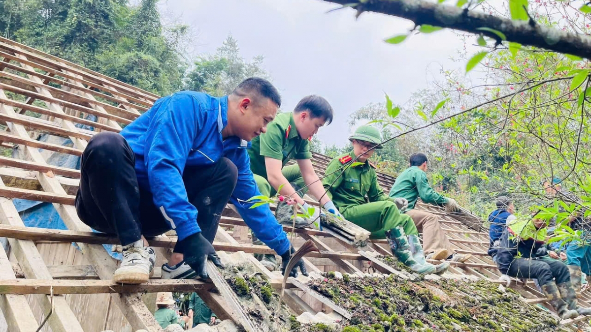 Sự chung tay của tuổi trẻ Bắc Kạn góp phần cùng cả tỉnh
hoàn thành mục tiêu xóa gần 5.000 ngôi nhà tạm trong 2025.
Ảnh: Công Luận/VOV Đông Bắc