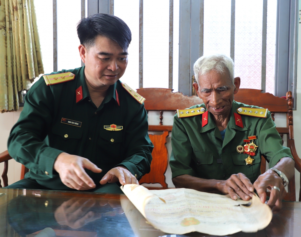 Cựu chiến binh Y Mới, dù đã 82 tuổi, nhưng vẫn minh mẫn nhớ về những ký ức tham gia chiến trường đánh trận vành đai hướng Đông Nam cứ điểm Đức Lập, thuộc Đắk Mil ngày nay. 