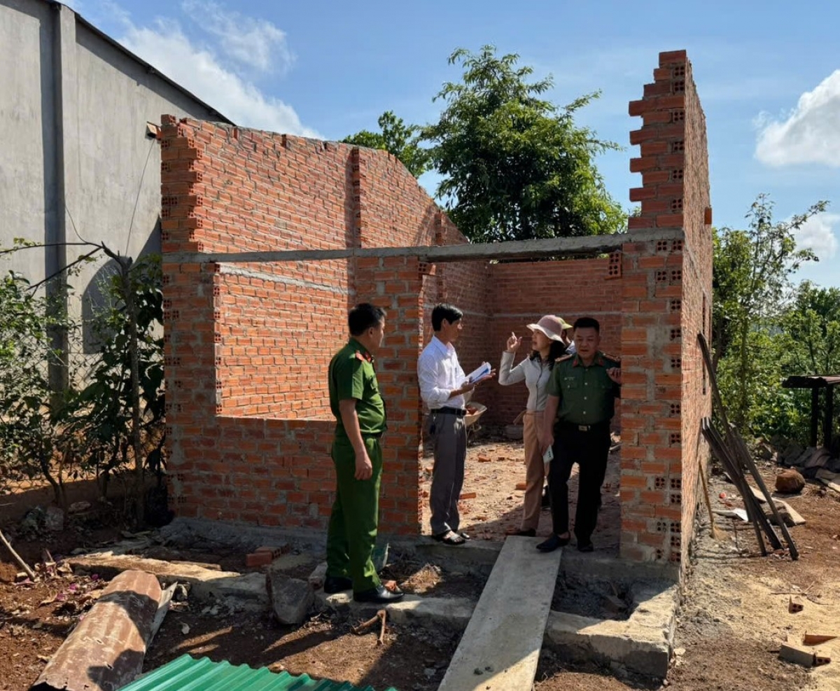 Thiếu tướng Nguyễn Thị Xuân, Phó Giám đốc Công an tỉnh Đắk Lắk (người đội mũ),
Phó Ban chỉ đạo xoá nhà tạm tỉnh Đắk Lắk kiểm tra công trình
tại xã Êa Trul, huyện Krông Bông.
Ảnh: Tuấn Long/VOV Tây Nguyên