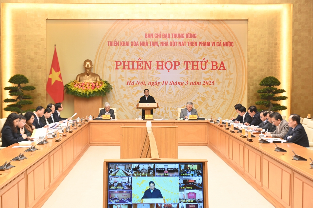
Thủ tướng pơgơ̆r hop akŏm