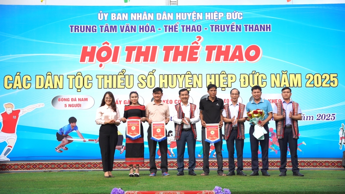 Lãnh đạo huyện Hiệp Đức trao cờ lưu niệm các đơn vị tham gia hội thi. Ảnh: MỸ LINH