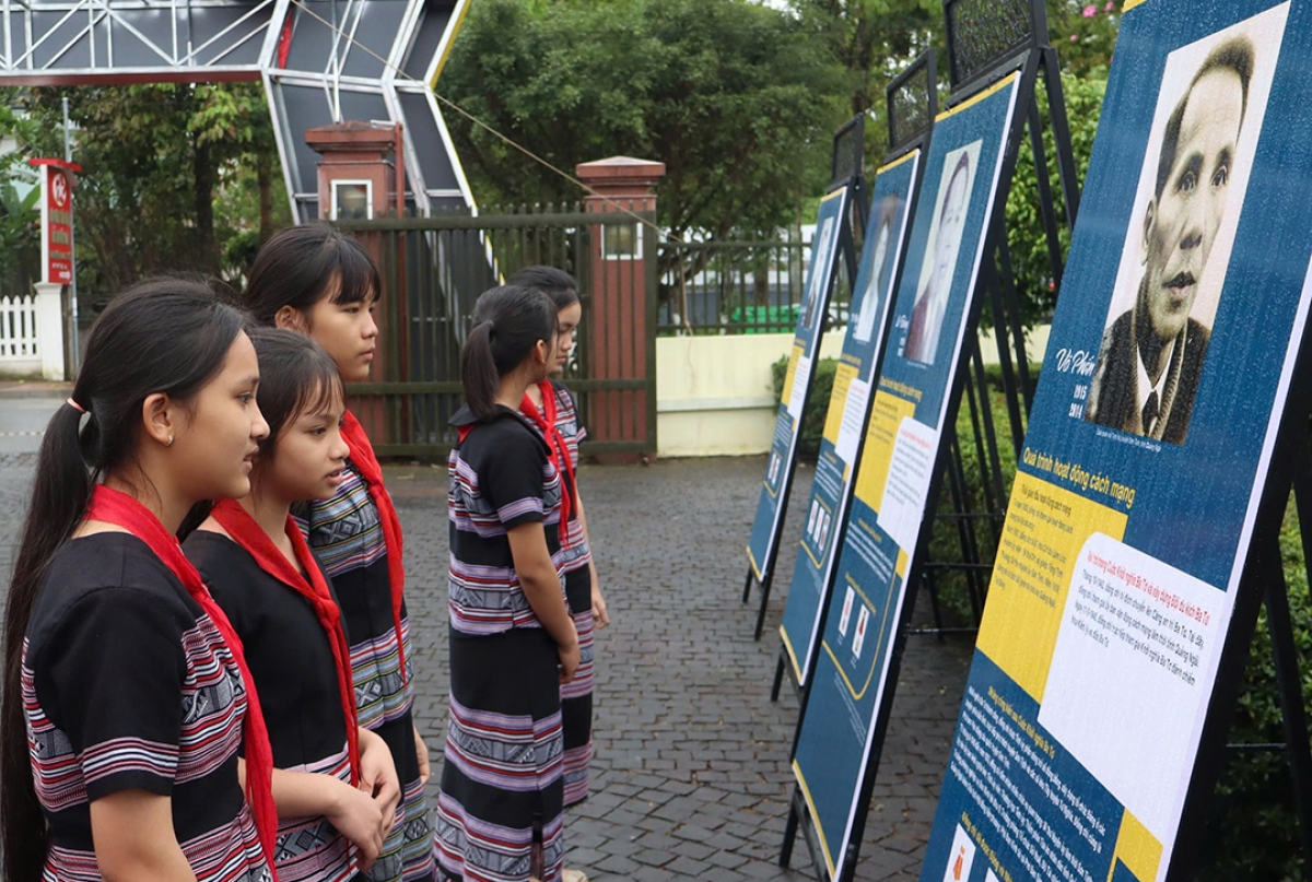 Các em học sinh người H're tham quan triển lãm