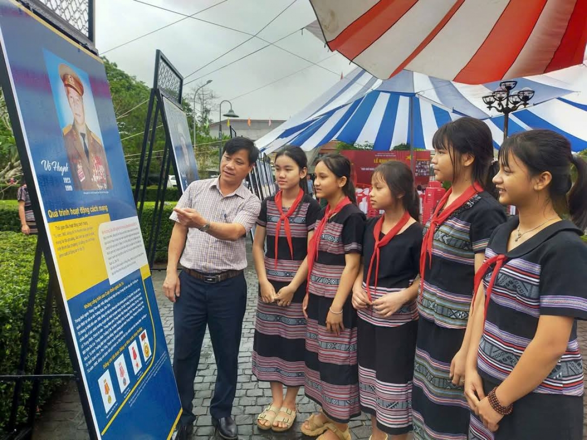 Các em học sinh tham quan triển lãm