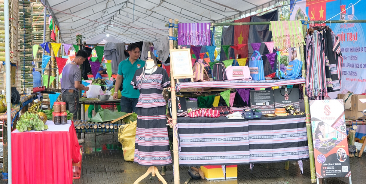 Các gian hàng của đồng bào H're trưng bày tại Hội trại