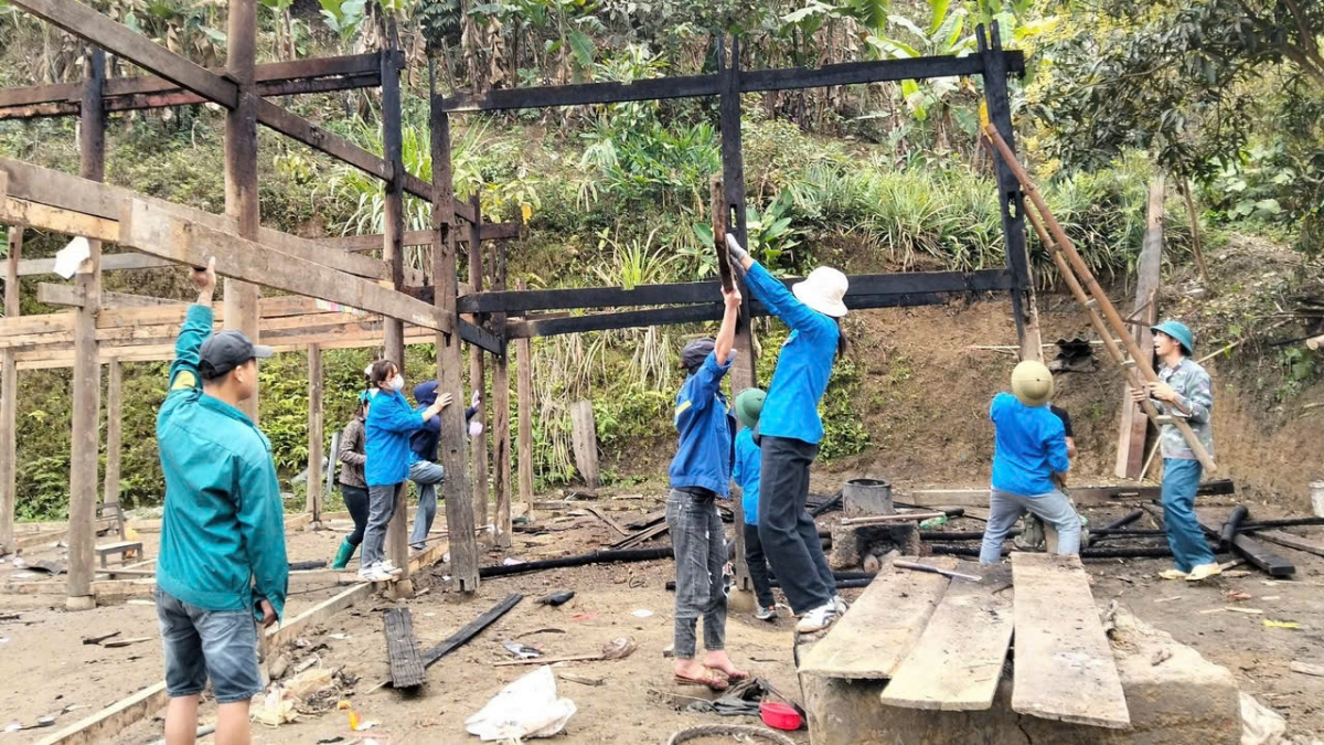 Trực tiếp tham gia dựng nhà cửa.
Ảnh: Công Luận/VOV Đông Bắc