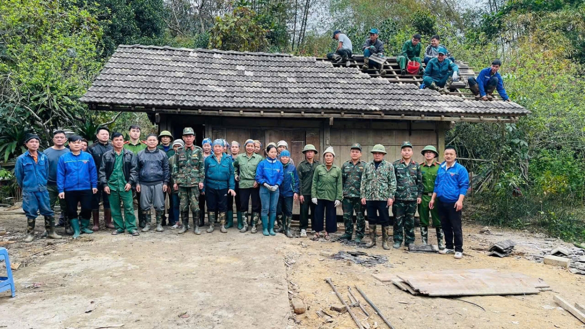 Tuổi trẻ Bắc Kạn đã huy động hàng nghìn ngày công
hỗ trợ các hộ gia đình có hoàn cảnh khó khăn xóa nhà tạm, nhà dột nát.
Ảnh: Công Luận/VOV Đông Bắc