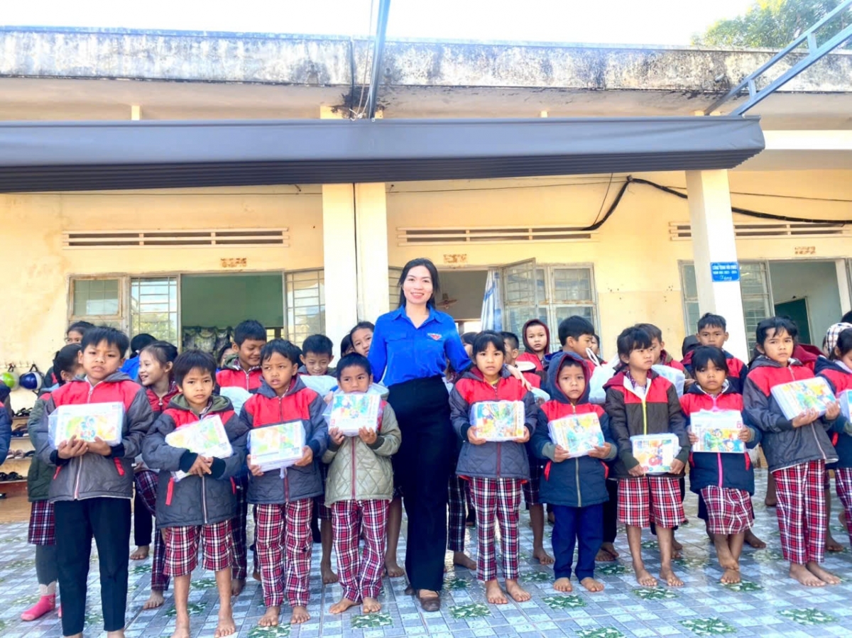 
Mŏ Rơ Châm Bich tơnăp hăm rim tơdrong jang lăng truh đe hơ ioh ŭnh hnam tơnap tap.