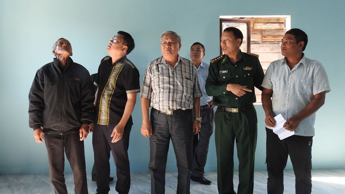 Với sự góp sức của cán bộ, chiến sỹ biên phòng,
những ngôi nhà mới trên biên giới Kon Tum thêm vững chắc.
Ảnh: Nguyễn Khoa Điềm/VOV Tây Nguyên