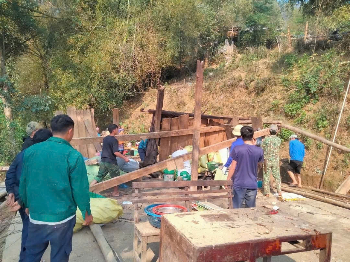 Với sự vào cuộc quyết liệt của cấp ủy, chính quyền các địa phương,
sự chung tay của nhà hảo tâm và người dân, đến ngày 3/3, toàn tỉnh Yên Bái đã có 626/2.208
căn nhà được khởi công làm mới, sửa chữa.
Ảnh: Thừa Xuân/VOV Tây Bắc