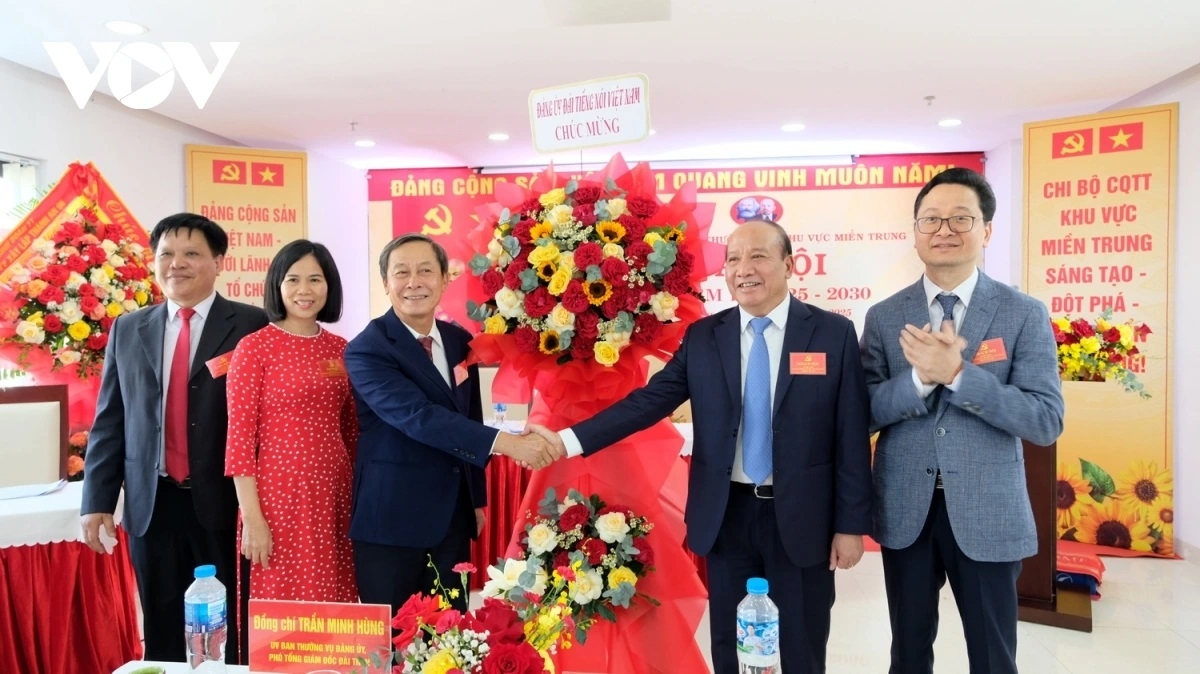 Ông Trần Minh Hùng, Ủy viên Ban Thường vụ Đảng ủy, Phó Tổng Giám đốc Đài Tiếng nói Việt Nam tặng hoa của Đảng ủy Đài TNVN chúc mừng Đại hội Chi bộ CQTT khu vực miền Trung.