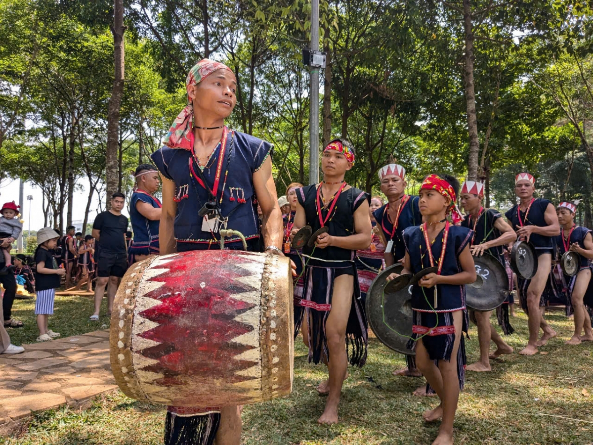 Mâu ngê̆ nhân djâ troh Hâi xah hêi ro mâu tơdroăng ki má môi