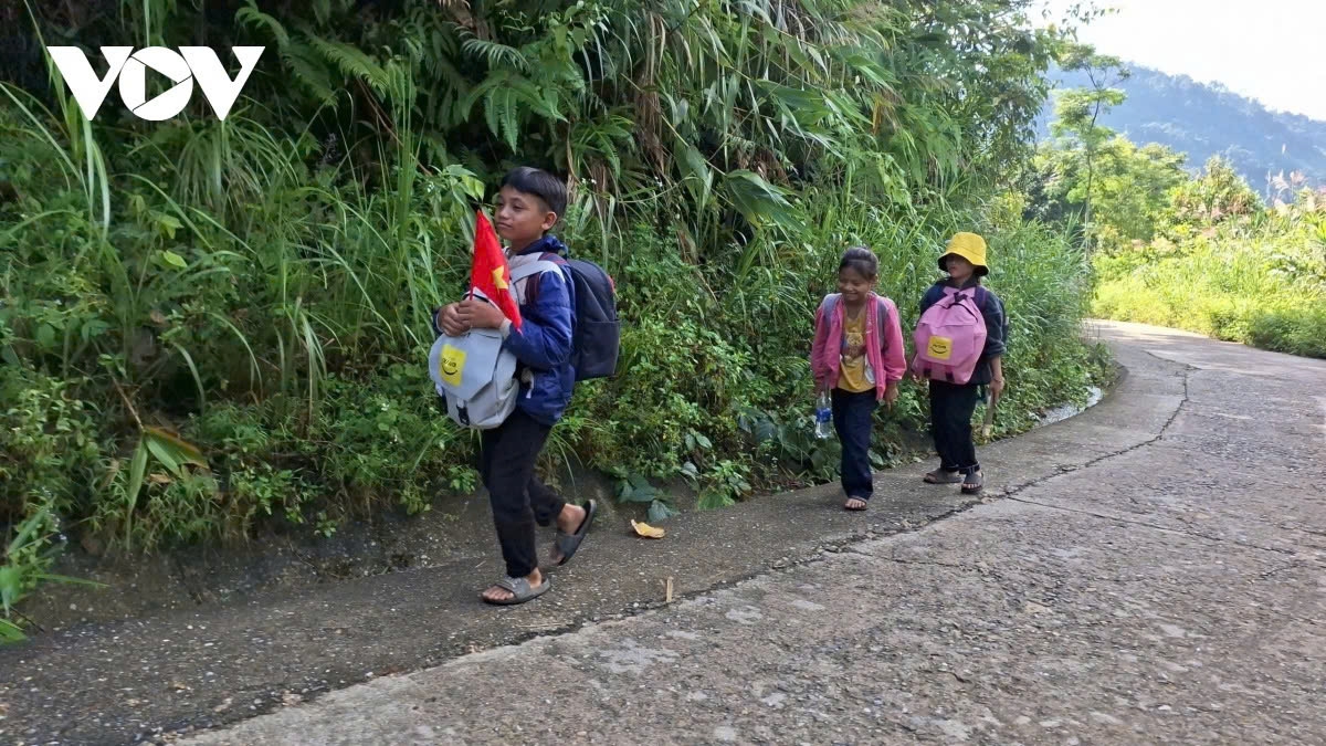 Học sinh vùng cao Quảng Nam đến trường