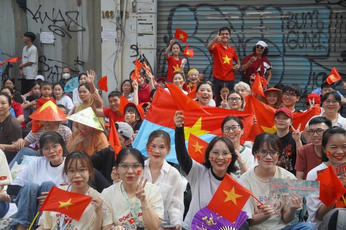 Các tầng lớp nhân dân mang trên tay quốc kỳ và cờ Mặt trận Dân tộc giải phóng miền Nam có mặt ở nhiều ngả đường tại TP.HCM