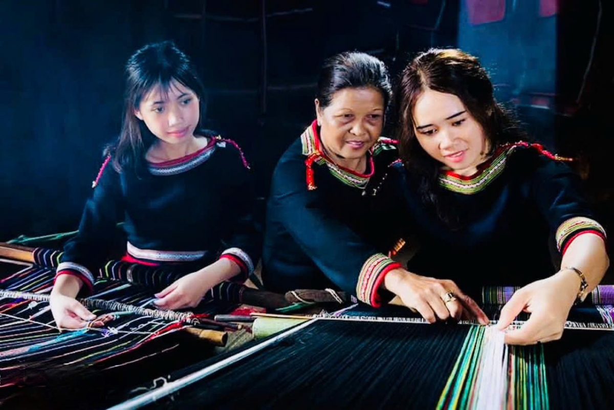 Jâ H’Jih Ayun dế hnê mâu hok tro tĕn rơneăm (Um: Bùi Văn Cọ)