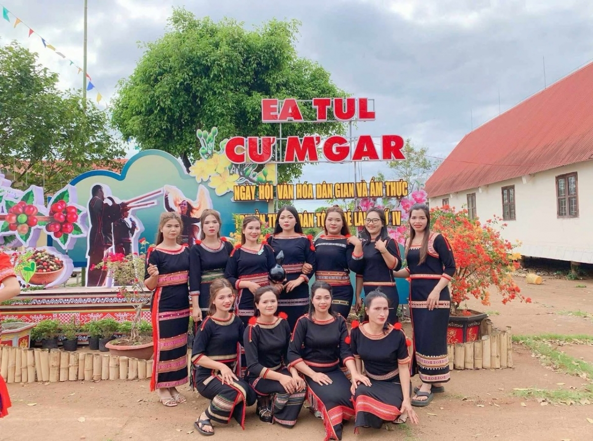 Mâu vâi droh Rơđế ối a Buôn Knia, cheăm Ea Tul tung mơngiơk lĕm eăng dêi ếo pơtâk kuăn ngo