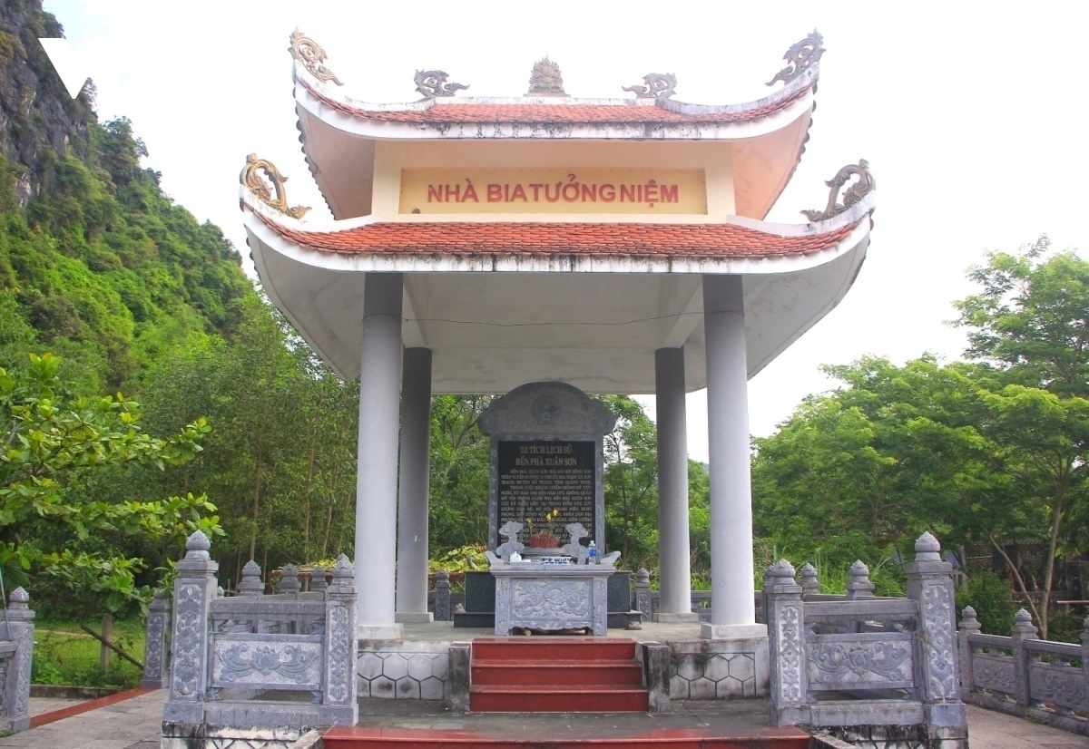 Bia tưởng niệm các Anh hùng liệt sĩ hy sinh tại bến phà Xuân Sơn