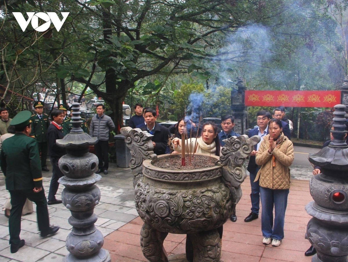 Nhân dân, cán bộ, chiến sĩ dâng hương tưởng niệm Anh hùng liệt sĩ tại Di tích lịch sử hang Tám Cô