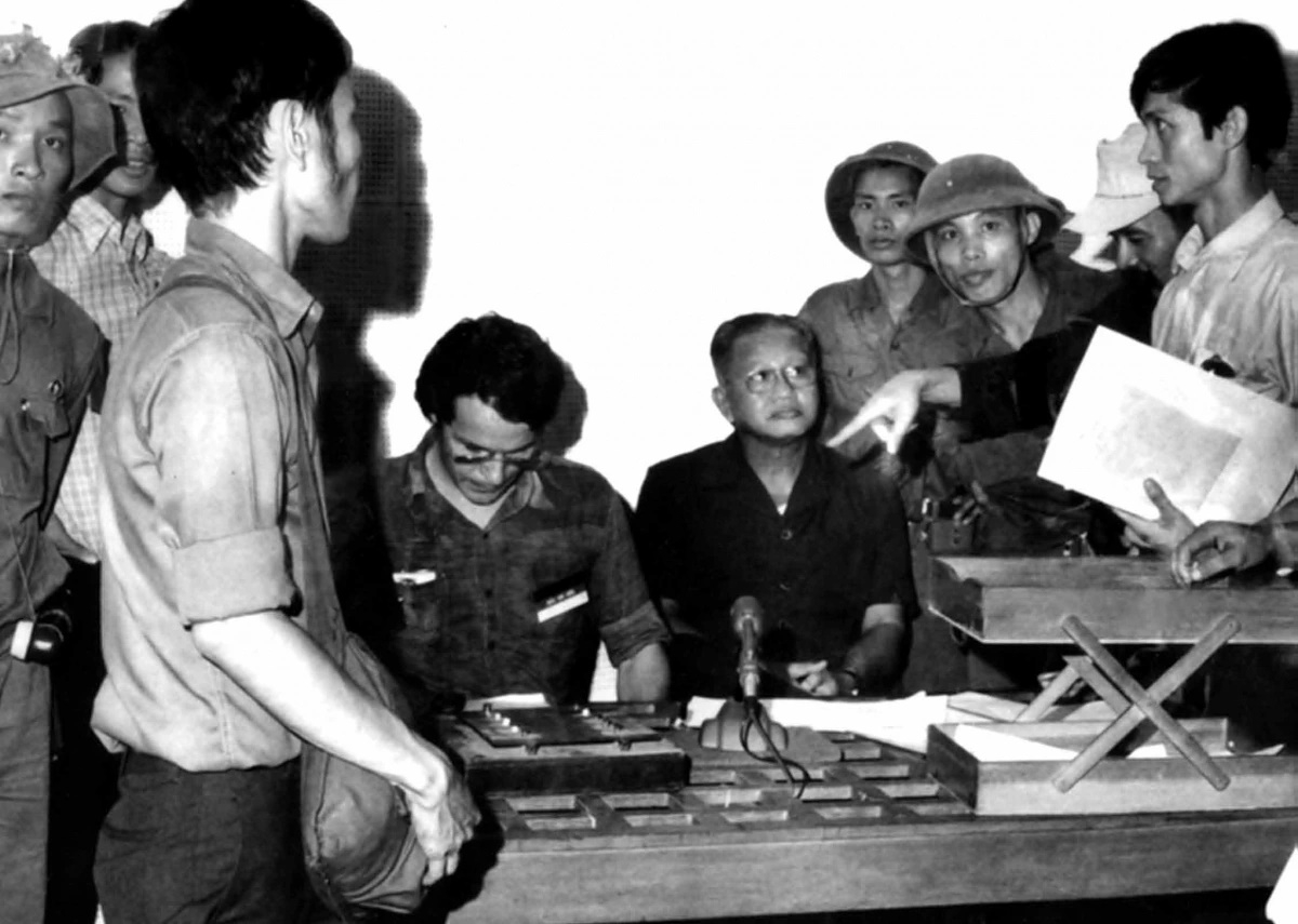 Kiến trúc sư Nguyễn Hữu Thái (người cầm tập tài liệu) tại Đài Phát thanh Sài Gòn trưa ngày 30/4/1975 - Ảnh do nhân vật cung cấp