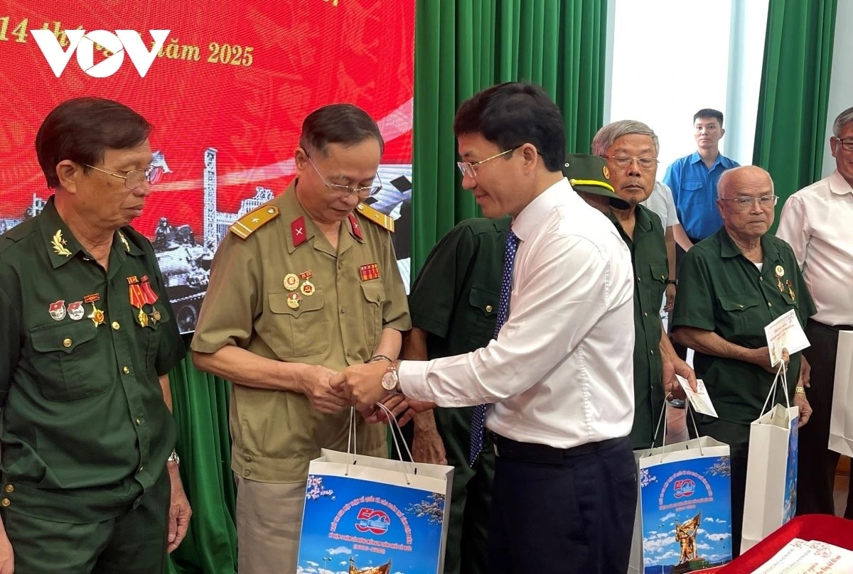 Tặng quà cho các cựu chiến binh, cựu TNXP từng tham gia chiến dịch Hồ Chí Minh