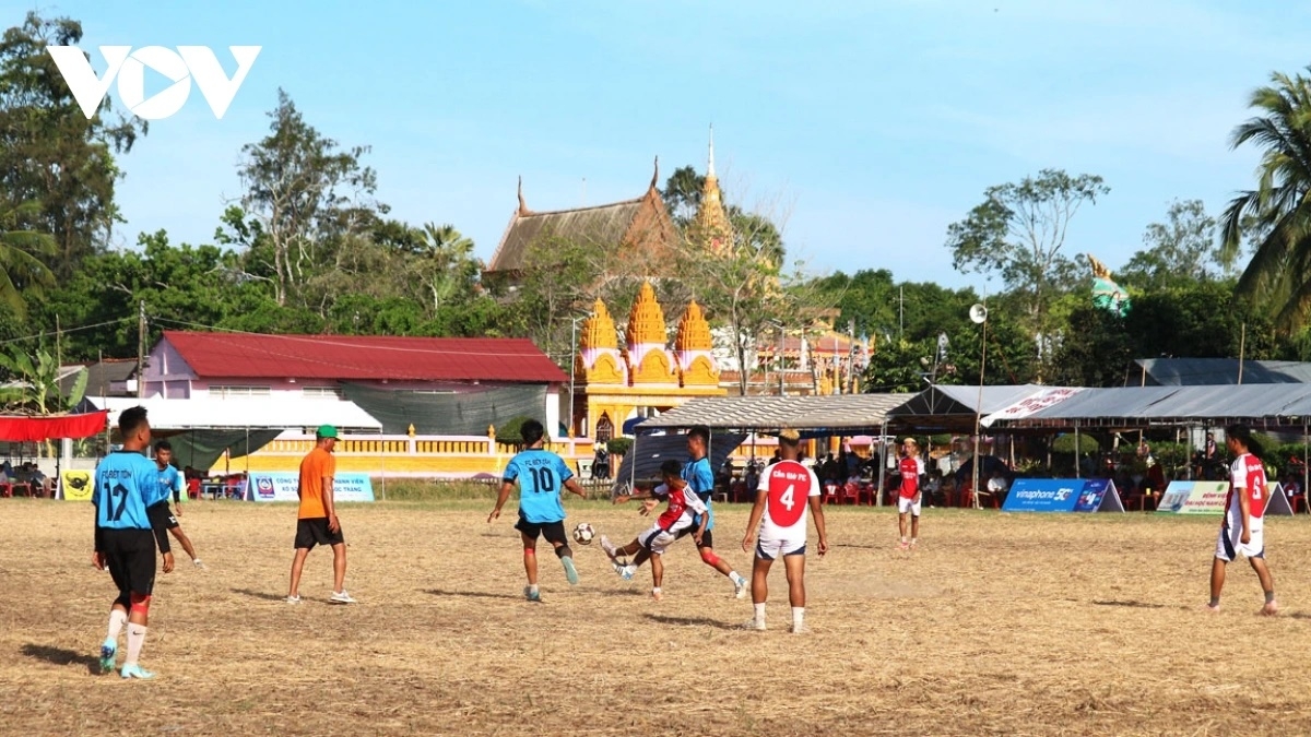 Nông dân Khmer tham dự giải bóng đá mừng Tết Chôl Chnăm Thmây