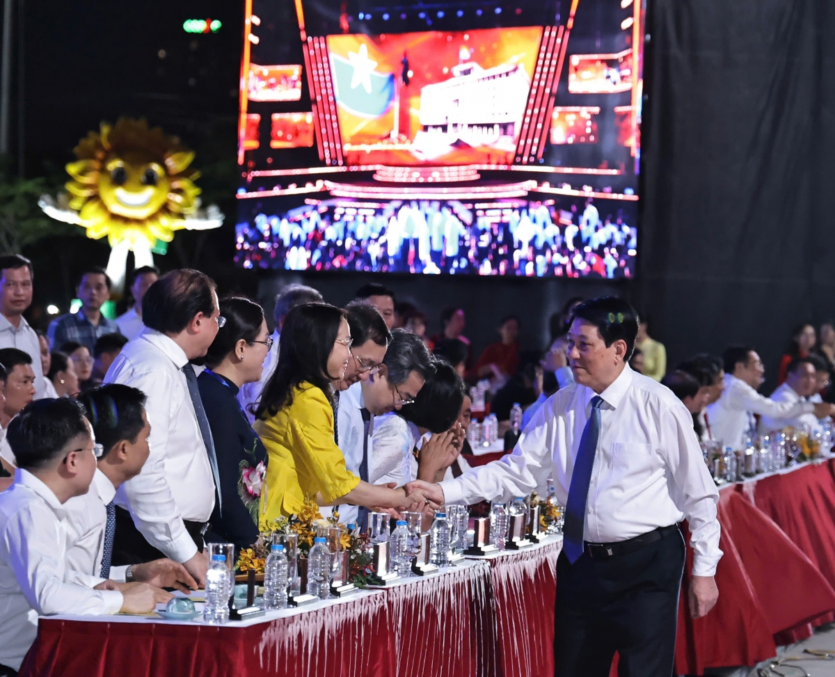 Khua mir sir dêh čar ơi Lương Cường nao pơhmư̆ mông pơdah rup ƀơi ƀôn prong Hồ Chí Minh