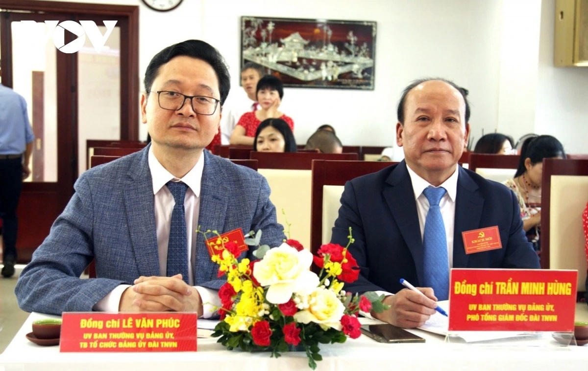 Ông Trần Minh Hùng (bên phải), Ủy viên Ban Thường vụ Đảng ủy, Phó Tổng Giám đốc Đài TNVN và ông Lê Văn Phúc, Ủy viên Ban Thường vụ Đảng ủy, Trưởng Ban Tổ chức Đảng ủy, Trưởng Ban Tổ chức Cán bộ và Hợp tác quốc tế, Đài TNVN dự Đại hội