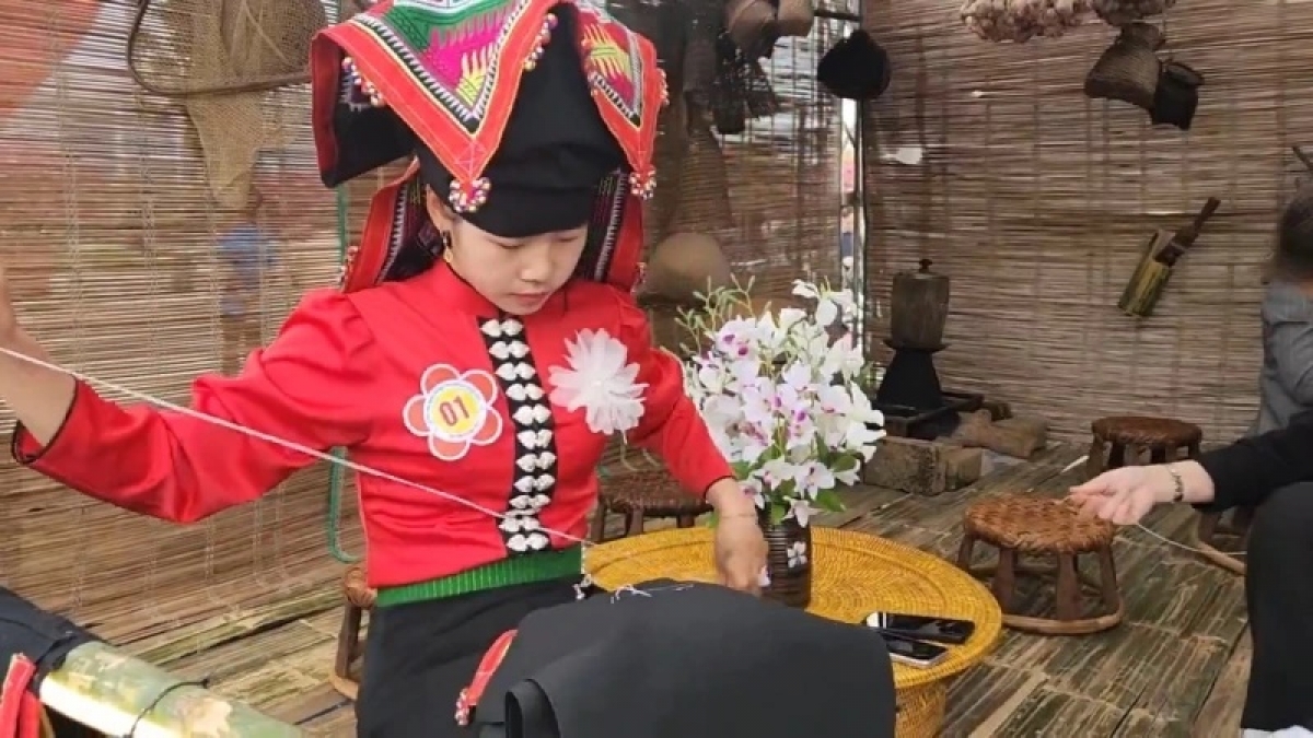 Hàng năm, TP Sơn La trong khuôn khổ Lễ hội hoa Ban đều tổ chức thi thêu khăn Piêu