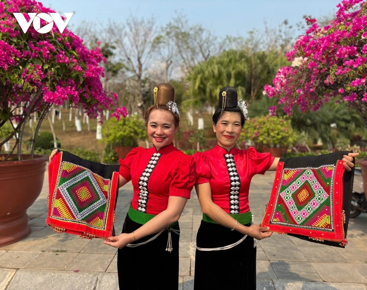 Để làm nên một chiếc khăn Piêu hoàn chỉnh, đẹp mắt với đầy đủ các họa tiết, hoa văn, phải mất từ 2 đến 4 tuần, có khi là hàng tháng