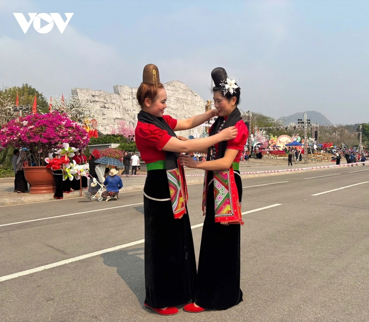 Để làm nên một chiếc khăn Piêu hoàn chỉnh, đẹp mắt với đầy đủ các họa tiết, hoa văn, phải mất từ 2 đến 4 tuần, có khi là hàng tháng