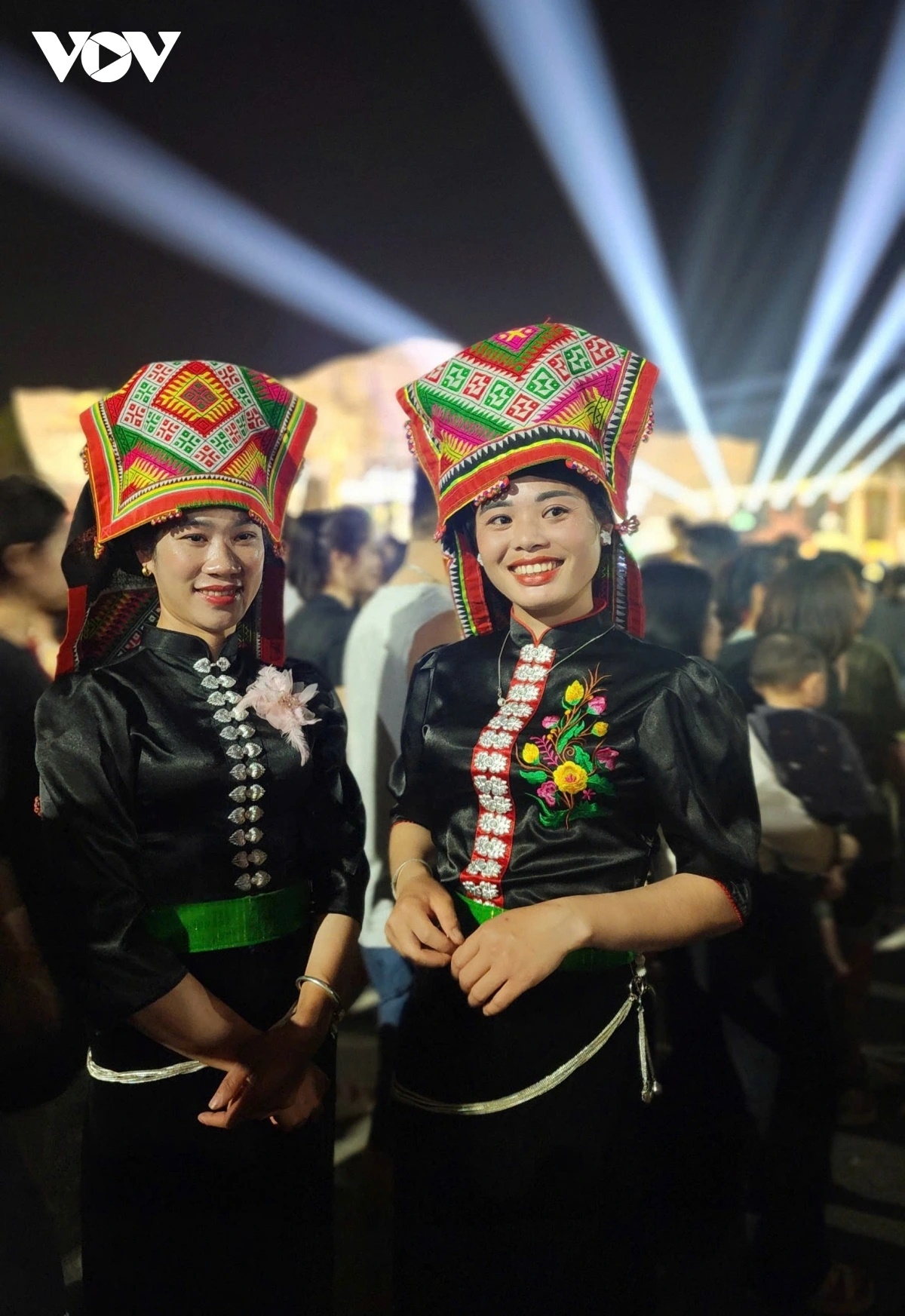 Thiếu nữ Thái với khăn Piêu đi trẩy hội
