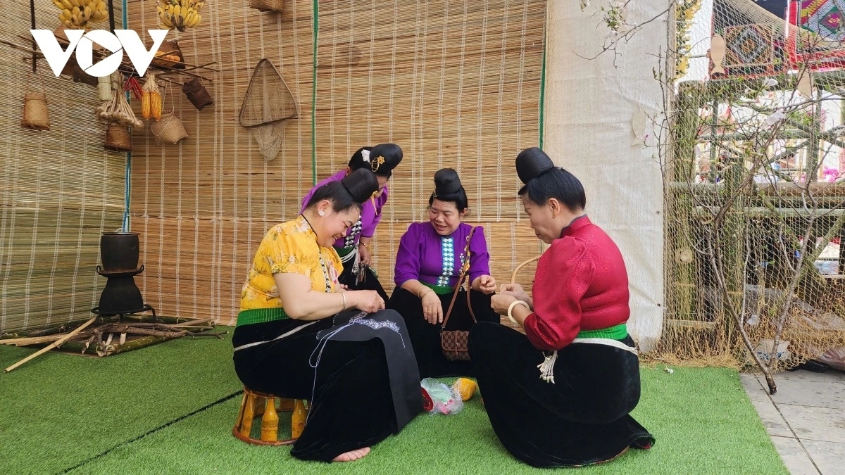 Trải qua bao thế hệ, chiếc khăn Piêu vẫn được đồng bào Thái nâng niu, gìn giữ, phát triển