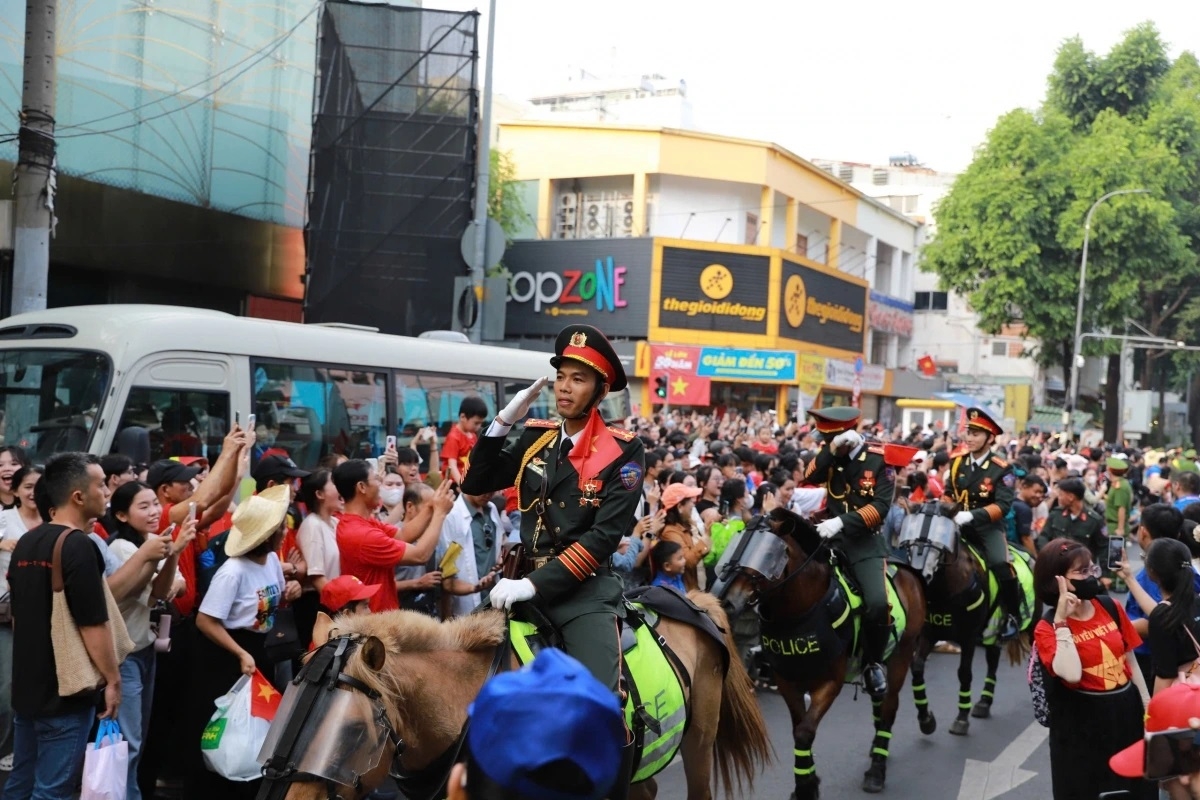 Nhiều người hò reo khi thấy lực lượng làm nhiệm vụ đi ngang qua.