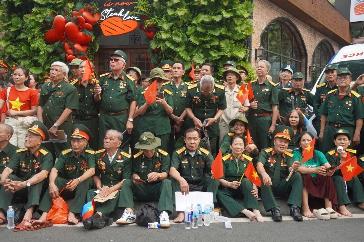 Các cựu chiến binh từ nhiều tỉnh, thành có mặt từ rất sớm để chờ xem đại lễ, trên tay là cờ Tổ quốc.