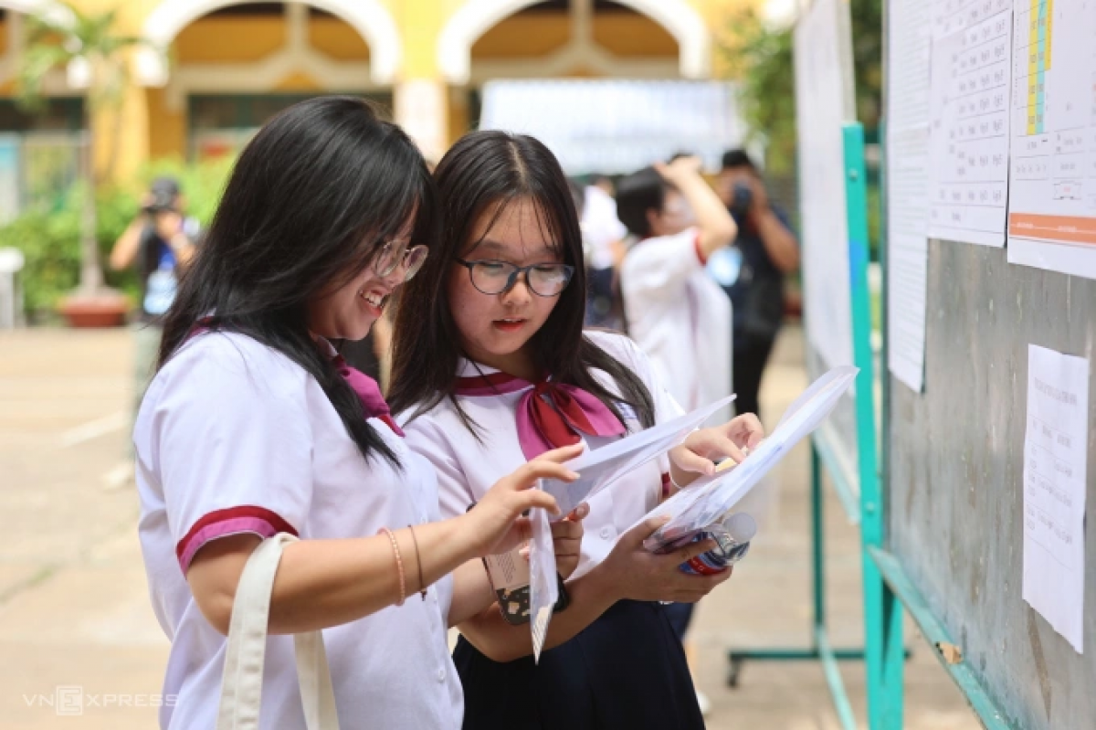 Anek saih pakacah tamat THPT thun 2024 di Ban raya Ho Chi Minh.
