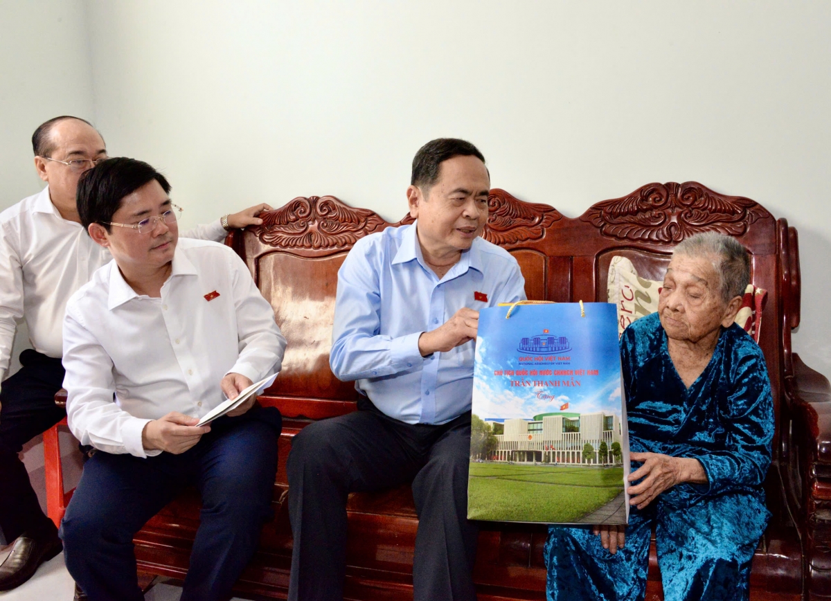 Khua git gai pơ ala mơnuih ƀôn sang dêh čar ơi Trần Thanh Mẫn hmâo nao čuă, brơi gơnam tam kơ Amĭ Việt Nam sông kơtang Nguyễn Thị Kim Hoa
