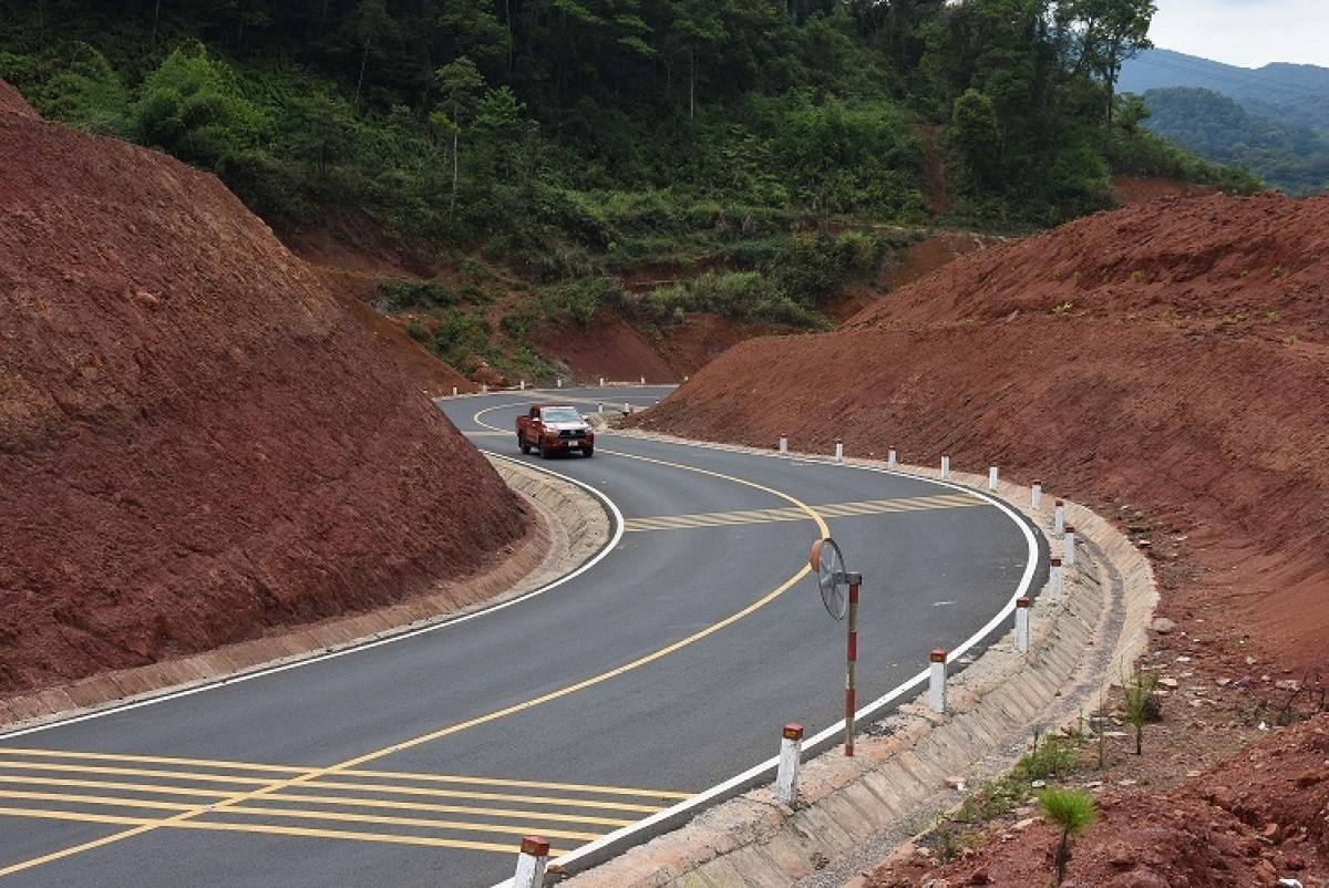 Kon pơlei 2 dêh char Kon Tum - Quảng Ngãi hơpơi trong gre kơdâu hrĕnh jăh đei tơlĕch jên man. Rup: P.N