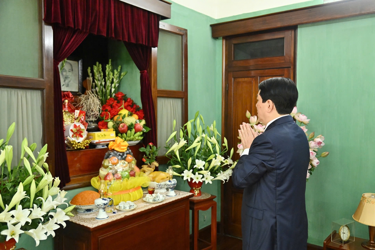 Khua mir sir ơi Lương Cường tŭi ñang pioh hơdor kơ Khua mir sir Hồ Chí Minh