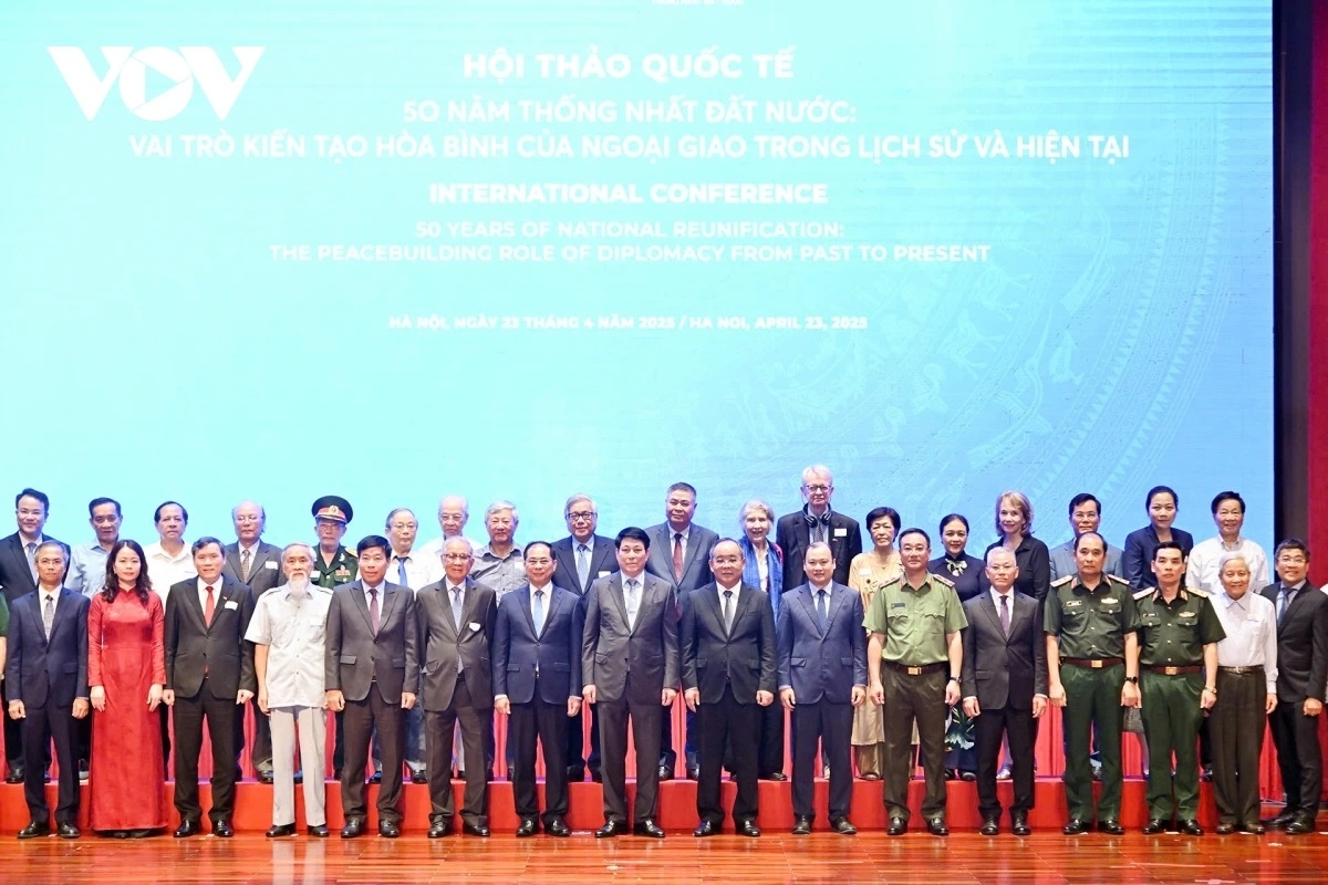 Chủ tịch nước Lương Cường chụp ảnh lưu niệm cùng các đại biểu dự Hội thảo