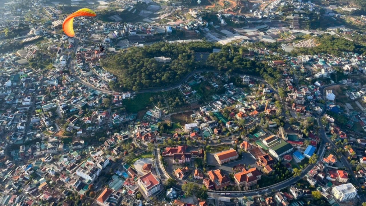Plơi prong Đà Lạt, anih mơnuih apăn bruă 2 bôh tơring čar Dak Nông hăng Bình Thuận amra bưp tơlơi lông hăng tơlơi dŏ dŏng ƀong huă hăng rô nao rai.