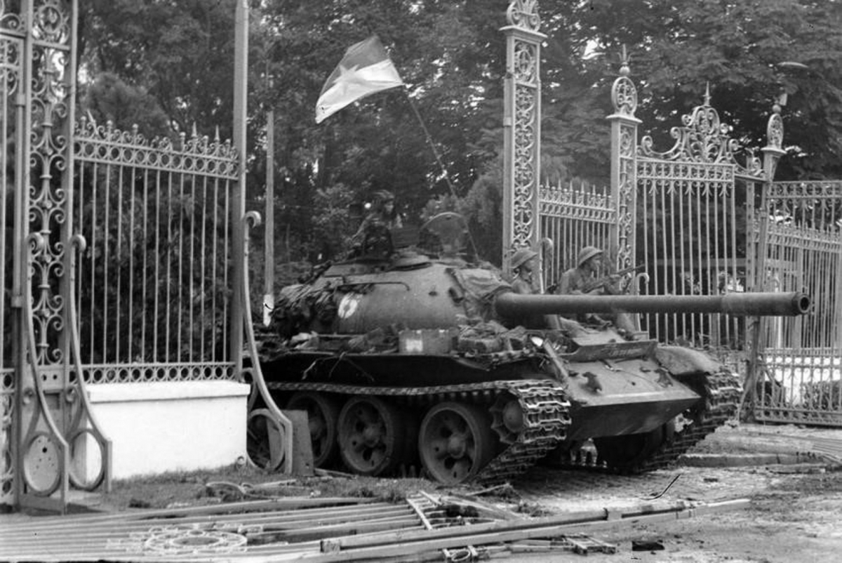 Êdeh sar kahan sua mă klei êngiê ksŭng mŭt hlăm Độc Lập, yang hrue dơ̆ng 30-4-1975. 