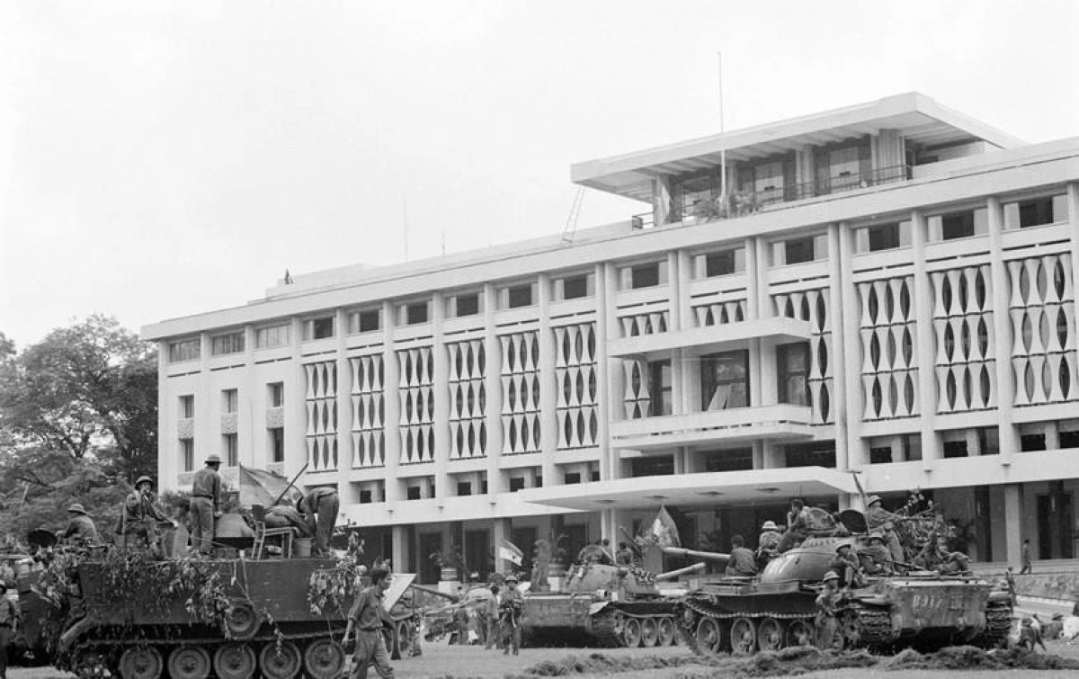 Quân giải phóng tiến vào Dinh Độc Lập trưa 30/4/1975. (Ảnh: TTXVN)