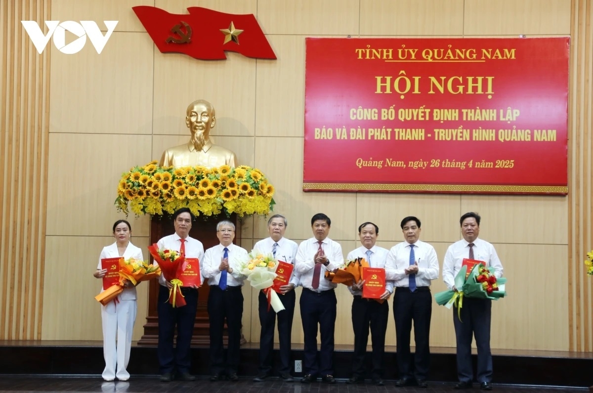 Lãnh đạo tỉnh Quảng Nam trao quyết định và tặng hoa chúc mừng lãnh đạo Báo và Đài Phát thanh - Truyền hình Quảng Nam được bổ nhiệm.